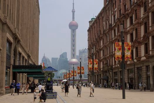 La gente visitó la principal zona turística y comercial de Nanjing Road, que fue reabierta en Shanghái, después de la relajación de las restricciones tomadas frente al COVID-19.