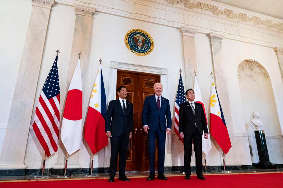 El presidente estadounidense Joe Biden, en el centro, con Ferdinand Marcos Jr., presidente de Filipinas, a la izquierda, y Fumio Kishida, primer ministro de Japón, a la derecha, llegan durante una reunión trilateral en la Sala Este de la Casa Blanca en Washington, DC, EE. UU