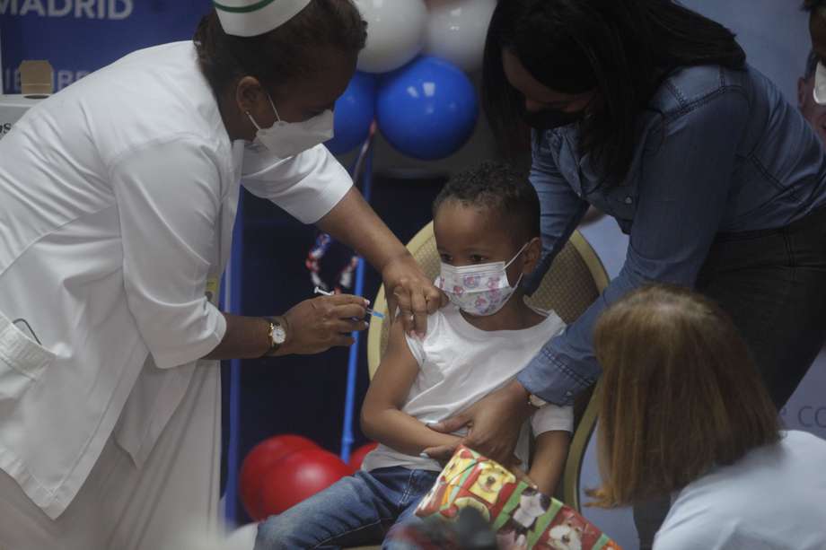 En Bogotá buscan que 118.000 niños se pongan al día en sus esquemas de vacunación. (foto de referencia) EFE/Carlos Lemos
