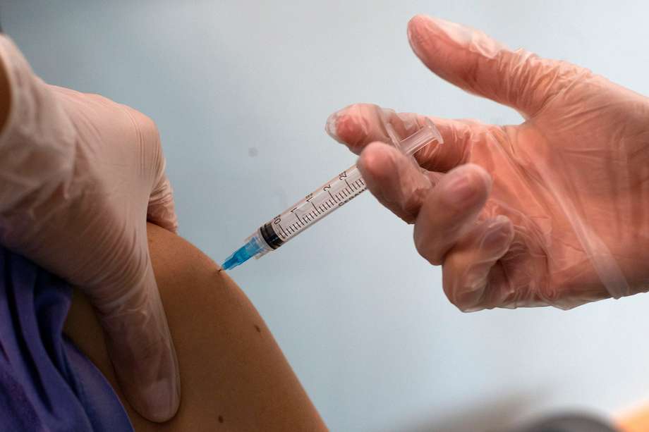 Los primeros en ser vacunados serán aquellos que tengan más de 80 años.