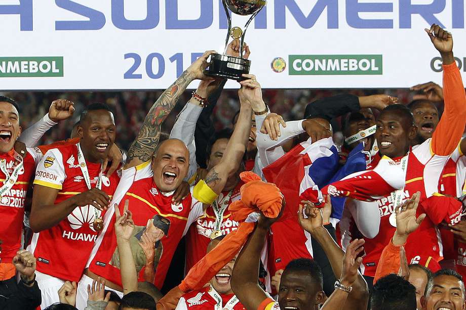 Ómar Pérez, el máximo ídolo de la historia de Santa Fe, levanta el trofeo de la Copa Sudamericana.