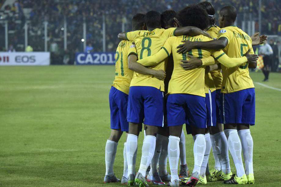 Los jugadores brasileños celebran la clasificación a cuartos. Foto: AFP