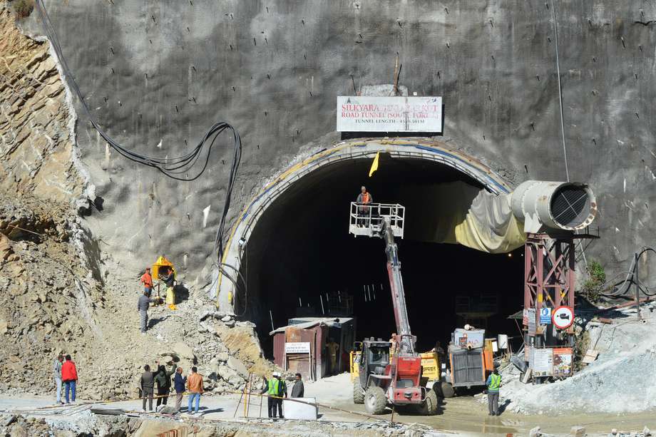 Una vista general de la boca del túnel mientras los rescatistas continúan operando en el lugar de un túnel en construcción tras un colapso, en la Carretera Nacional Brahmakhal Yamunotri en Uttarkashi, India, 18 Noviembre de 2023.