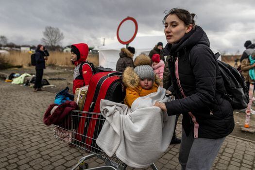 Una madre y su hijo son vistos en el cruce fronterizo peatonal de Medyka (Polonia), huyendo del conflicto en Ucrania.