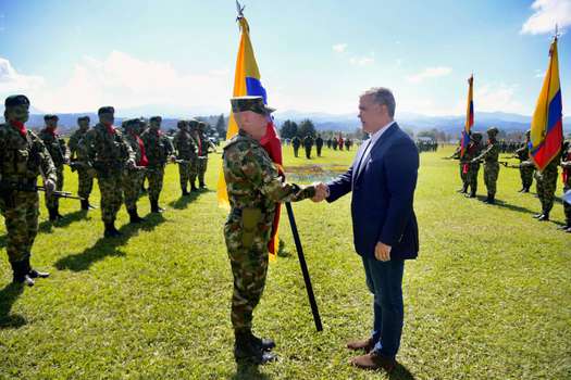 El Presidente Duque entregó la bandera de guerra al Comando Específico del Cauca.  / @infopresidencia