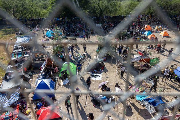 Más de 10.000 migrantes duermen bajo un puente entre EE. UU. y México