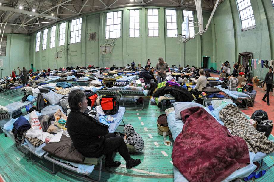 Habitantes de Mariúpol descansan en un centro de alojamiento temporal para refugiados en un gimnasio escolar en Taganrog, región de Rostov, Rusia. En tres días, casi 60.000 residentes han sido llevados desde la ciudad costera hacia territorio ruso.