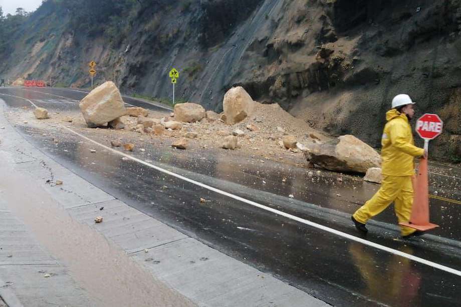 Las fuertes lluvias han generado la caída de las rocas en la vía.