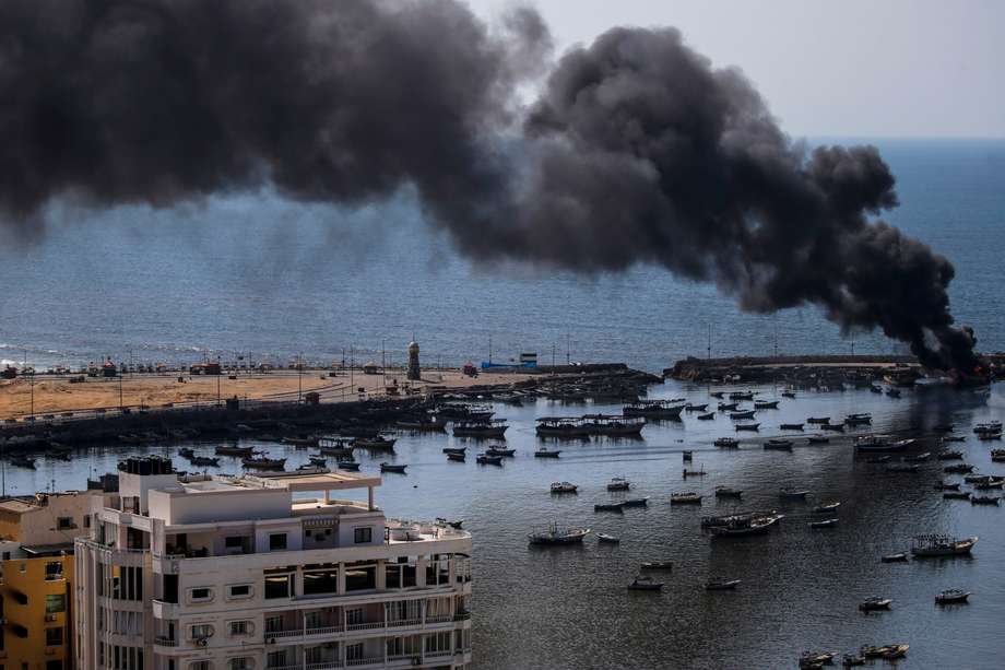 Unos videos mostrarían ráfagas de fósforo blanco disparadas con artillería sobre el puerto de la ciudad de Gaza. 
