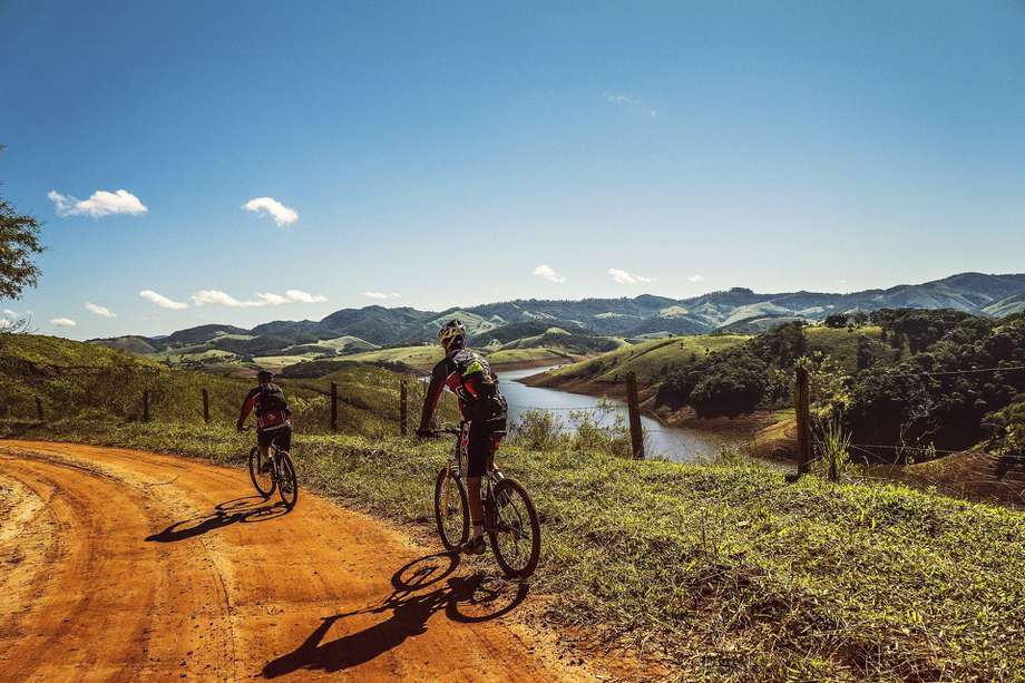 Con una topografía y climas diversos, Colombia ofrece a los ciclistas una gran variedad de rutas.