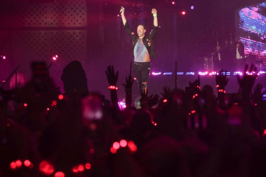 El cantante y compositor inglés, es el líder de la banda Coldplay, que se presenta este viernes 16 de septiembre en el estadio El Campín, en Bogotá. Conoce aquí detalles de su vida. EFE/ André Coelho
