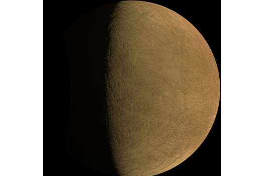 La compleja superficie cubierta de hielo de la luna Europa de Júpiter fue capturada por la nave espacial Juno de la NASA durante un sobrevuelo el 29 de septiembre de 2022.