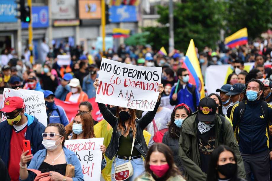 Manifestantes en Bogotá, Colombia, durante la segunda jornada de paro nacional el 29 de abril de 2021.