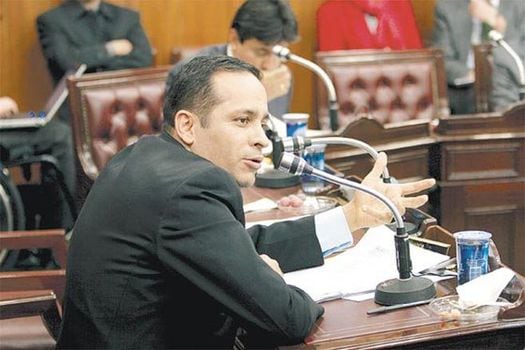 El presidente del Polo Democrático, Alexander López, pidió la renuncia Jorge Iván Ospina de la alcaldía de Cali. Lo responsabilizó del presunto saqueo a Emcali. 