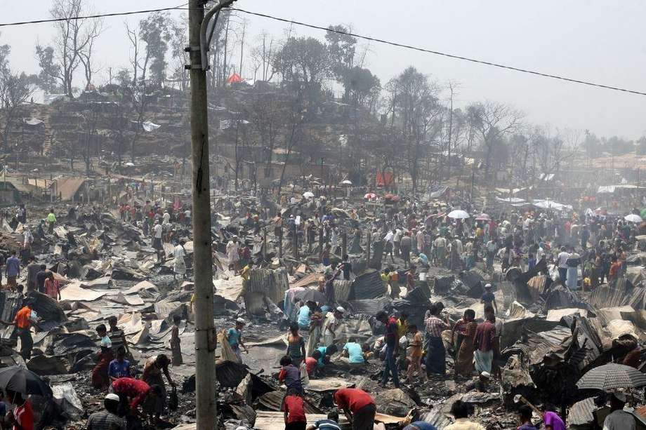 Residentes del campo de refugiados rohingya tras un gran incendio en Cox's Bazar, Bagladesh.