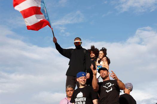 Los artistas puertorriqueños Bad Bunny (i-arriba); Residente (c-abajo); PJ Sin Suela (c-arriba); Ile (d-arriba) y Ricky Martin (d) en la manifestación del 17 de julio, contra el Gobernador de Puerto Rico, Ricardo Roselló, en San Juan (Puerto Rico). / EFE