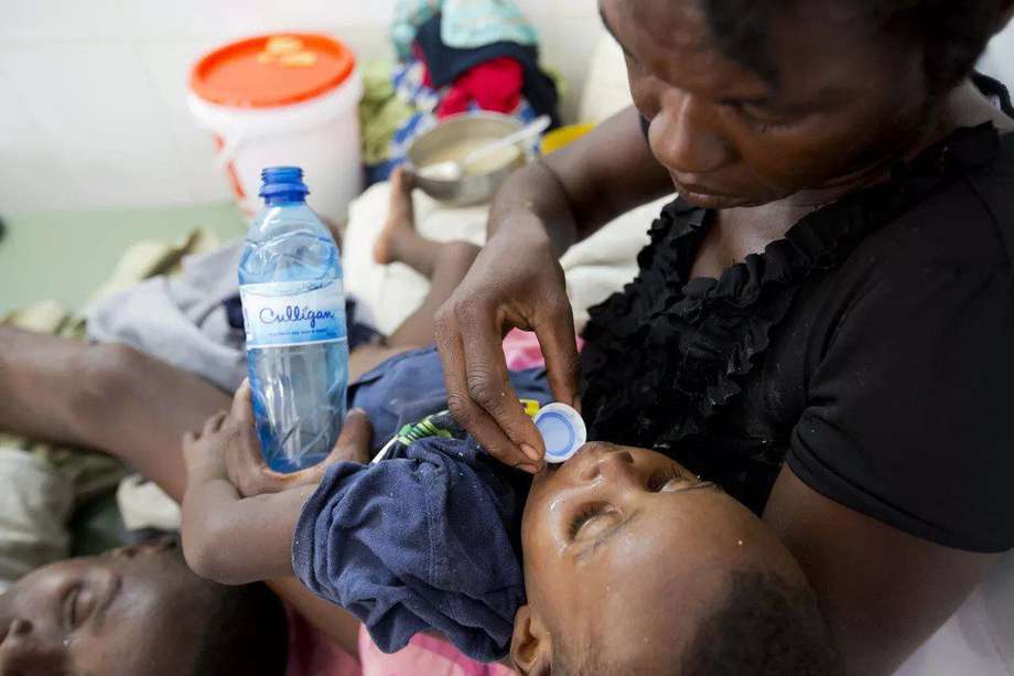Un niño diagnosticado con cólera recibe tratamiento en Anse D’Hainault, Haití. 