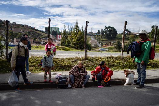Migrantes venezolanos caminan por las carreteras entre Colombia y Ecuador huyendo de la crisis que se vive en su país.  / AFP