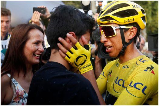 Egan Bernal, con su hermano Ronald y su madre Flor, tras ganar el Tour de Francia 2019.