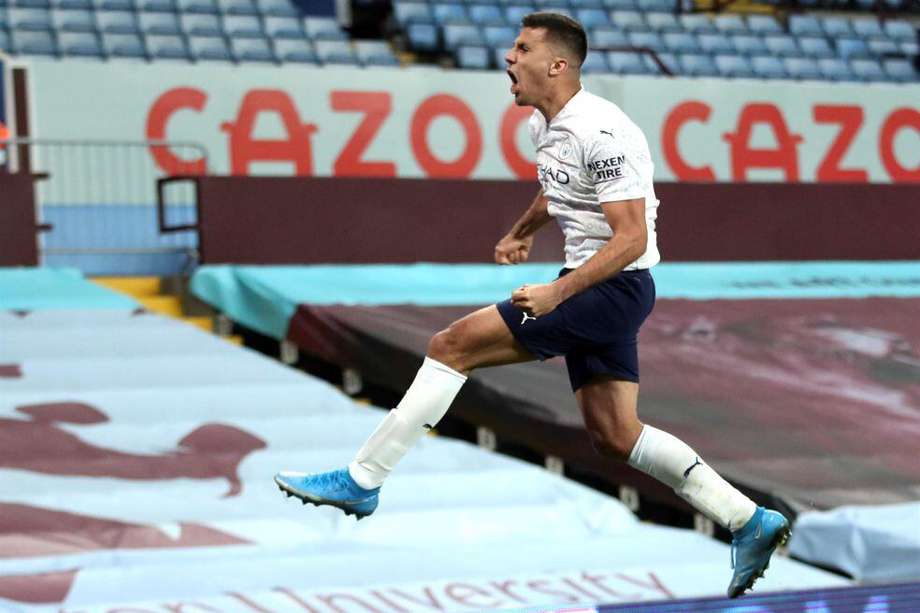 Rodri Hernández celebra uno de los goles del Manchester City en la victoria sobre el Aston Villa.