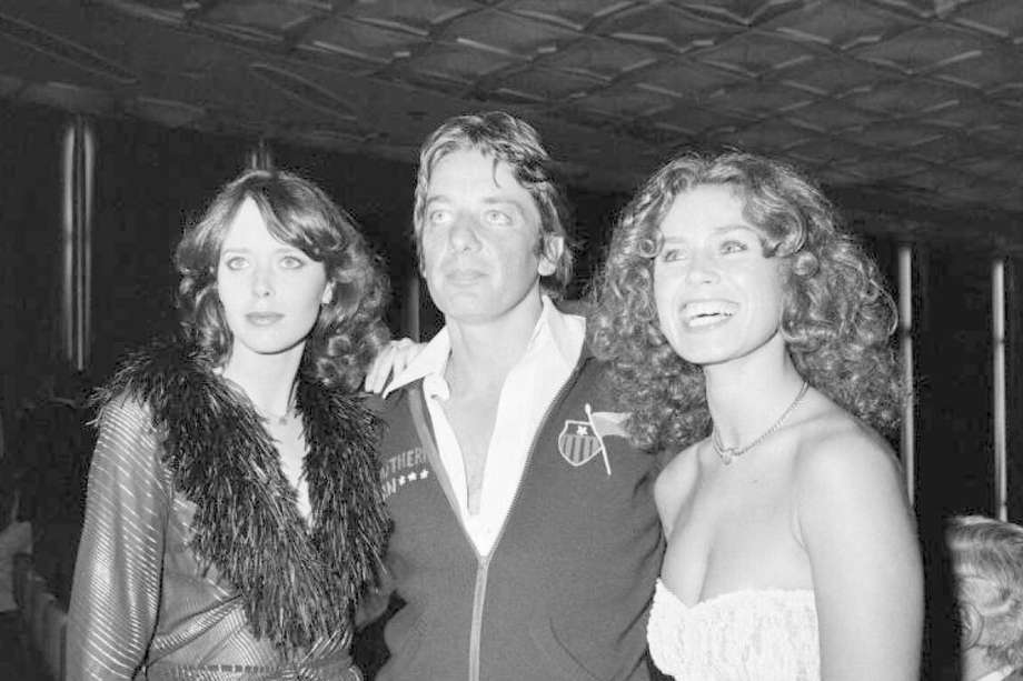 Just Jaeckin posando con la actriz francesa Corinne Cléry y la estrella holandesa Sylvia Kristel.