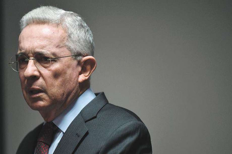 Álvaro Uribe. El expresidente Álvaro Uribe está ante los estrados judiciales por presunta manipulación de testigos.