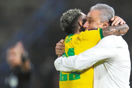 Gabigol, delantero de Flamengo y la selección de Brasil, en un abrazo con Tite, su director técnico. / Ariana Cubillos - AP