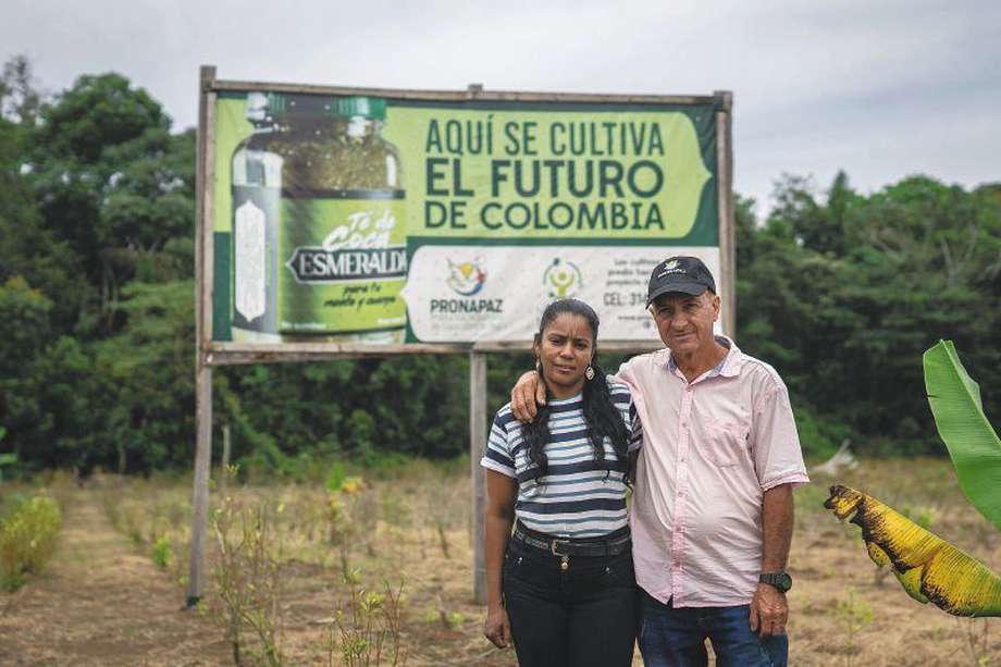 Alfredo Álvarez y su esposa Doralba producen té y pomadas medicinales, a base de coca, en la zona rural de Puerto Rico.  / Julián Ríos Monroy