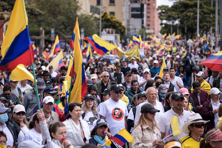 Aunque el destino oficial de la marcha es la Plaza de Bolívar, el grupo de manifestantes se dividió en dos partes, uno avanza hacia el monumento de los Héroes Caídos y la otra parte sí se dirige al centro de la capital.