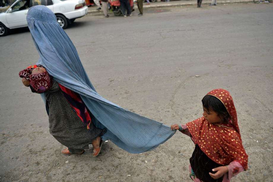 La mayor preocupación de las mujeres afganas formadas es la situación económica. El país depende, en gran parte, de la ayuda exterior para pagar sus servicios públicos y el recorte de la financiación internacional podría tener consecuencias devastadoras.
