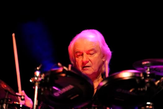 En 1972, el músico Alan White se unió a la banda inglesa Yes para sustituir a Bill Bruford.