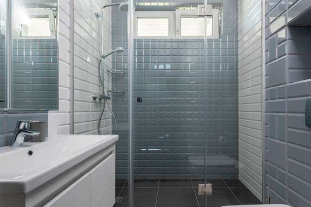 Cómo limpiar los azulejos del baño para que brillen