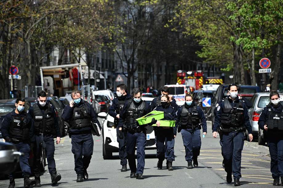 Un grupo de policías llega a la zona de París donde se reportó el tiroteo.