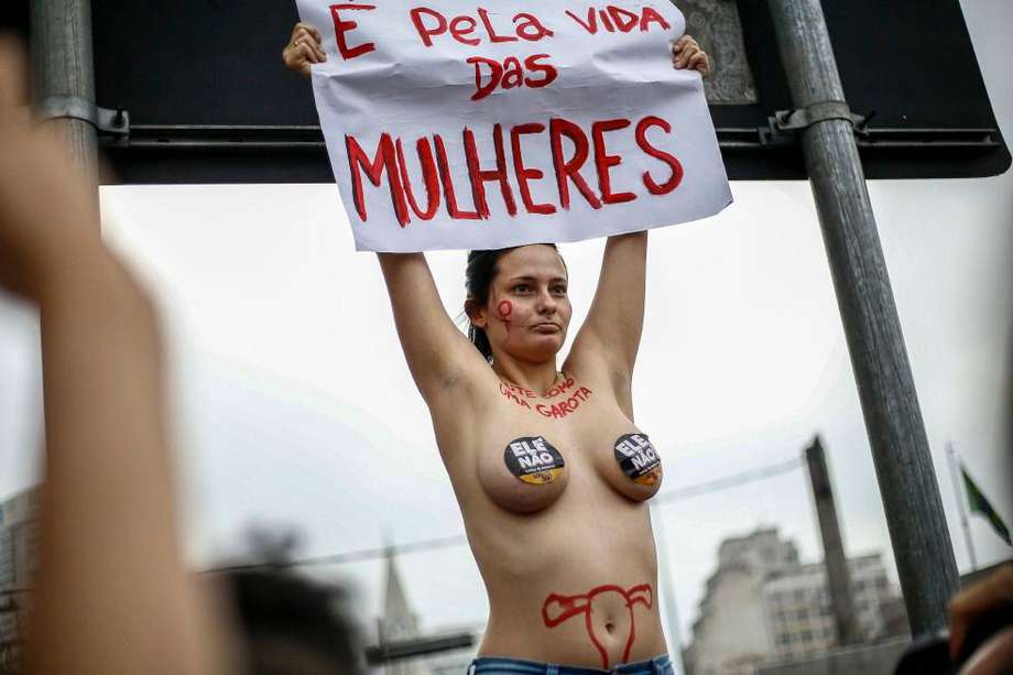 A demonstrator takes part in a protest against Brazilian right-wing presidential candidate Jair Bolsonaro, called by a social media campaign under the hashtag #EleNao (Not Him), at Largo da Batata in Sao Paulo, Brazil on September 29, 2018. Women across Brazil launched a wave of nationwide protests on Saturday against the candidacy of the right-wing frontrunner in next week's presidential elections, Jair Bolsonaro who has been branded racist, misogynist and homophobic. / AFP / Miguel SCHINCARIOL
