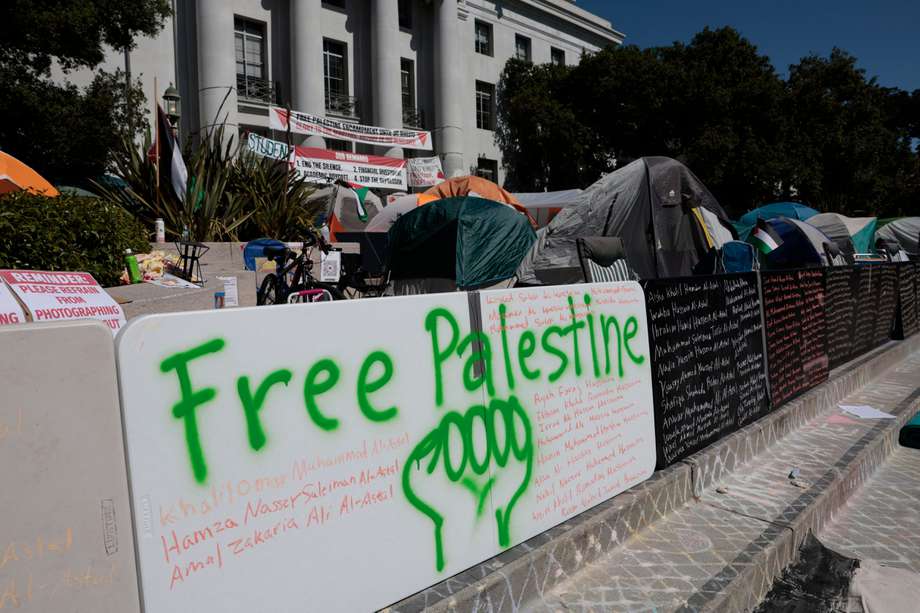 Un campamento estudiantil frente al edificio administrativo del campus de la Universidad de California Berkeley en Berkeley, California.