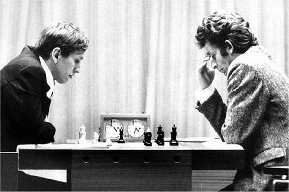 Bobby Fisher, a la izquierda, y Boris Spassky, durante una de las partidas del campeonato del mundo de ajedrez de 1972.