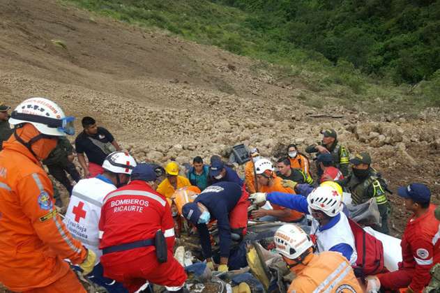 Reanudan labores de rescate tras derrumbe en vía Pasto-Tumaco que deja 14 muertos