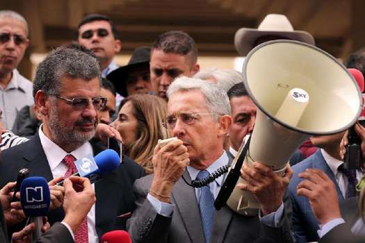 l expresidente Álvaro Uribe junto a su abogado Jaime Granados. / EFE