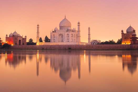 El mausoleo del Taj Mahal, considerado como una de las Siete Maravillas del Mundo Moderno, se encuentra en las inmediaciones de la ciudad de Agra. 