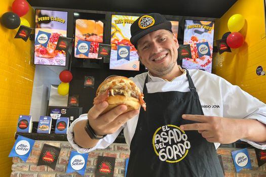 Él es Leonardo Joya, creador de La top del gordo, la hamburguesa que busca ser la ganadora del Burger Máster 2022.