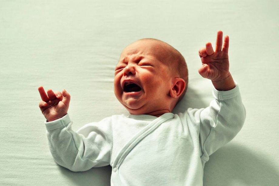 Uno de los mayores temores de los papás primerizos es que sus bebés empiecen a sufrir de cólicos. Aquí algunos tips para quitarlos.