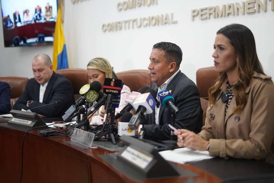 El representante conservador Alexander Quevedo firmó la ponencia de la reforma laboral junto a representantes del Pacto Histórico, la Alianza Verde, las Curules de Paz y Comunes.