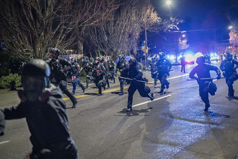 La policía se enfrentó anoche a los manifestantes en las calles de Minneapolis.