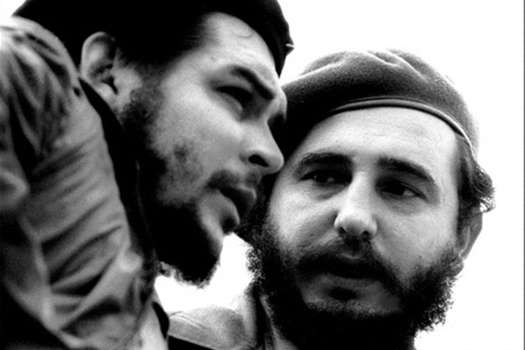 Un recuerdo histórico: en los años 60, el entonces primer ministro cubano Fidel Castro (derecha) habla con el líder guerrillero argentino Ernesto Che Guevara en La Habana.