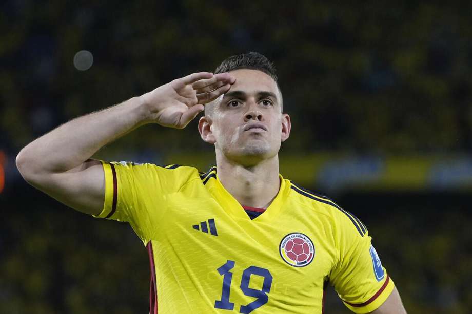 Rafael Santos Borré celebrando el único gol de Colombia hasta ahora en las Eliminatorias 2026, ante Venezuela en el estadio Metropolitano de Barranquilla.