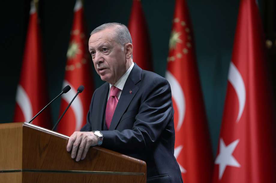 El presidente turco, Recep Tayyip Erdogan, durante la conferencia de prensa en la que firmó el decreto que establece que las elecciones presidenciales se llevarán a cabo el 14 de mayo de 2023, en el Palacio Presidencial de Ankara, Turquía.
