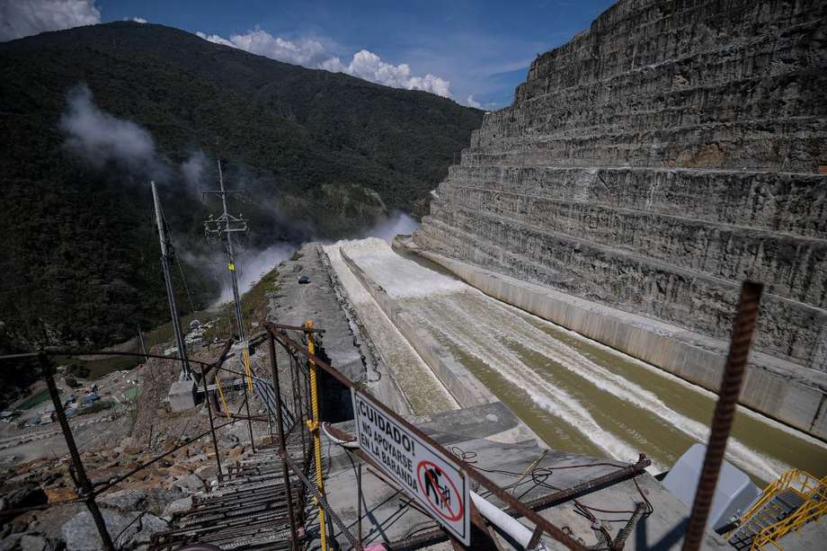 En la imagen se observa el vertedero del proyecto hidroeléctrico Ituango.