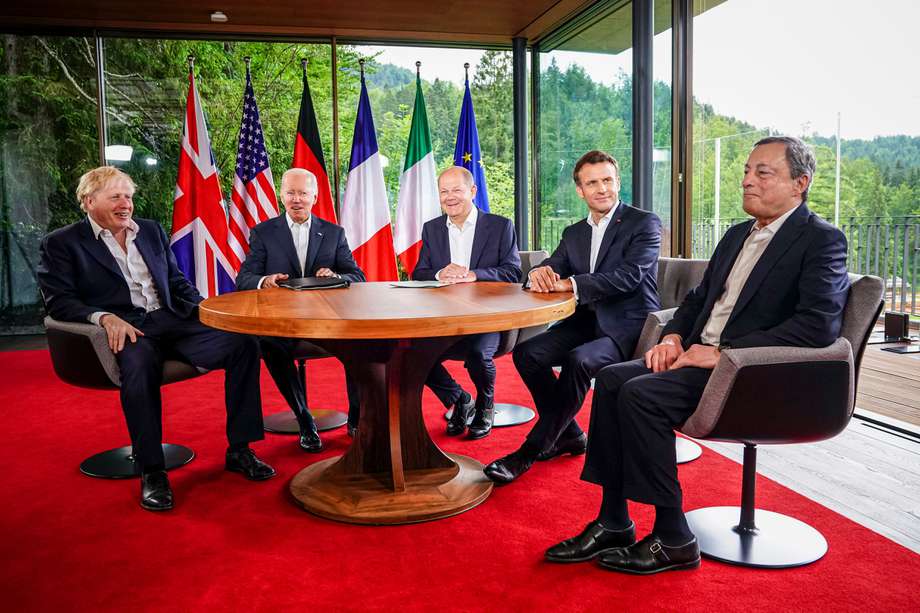 De izquierda a derecha: el primer ministro británico, Boris Johnson; el estadounidense, Joe Biden; el canciller alemán, Olaf Scholz; el presidente francés, Emmanuel Macron, y el primer ministro italiano, Mario Draghi, conversaron este martes antes de su reunión en el Castillo de Elmau en Krün, Alemania. 
