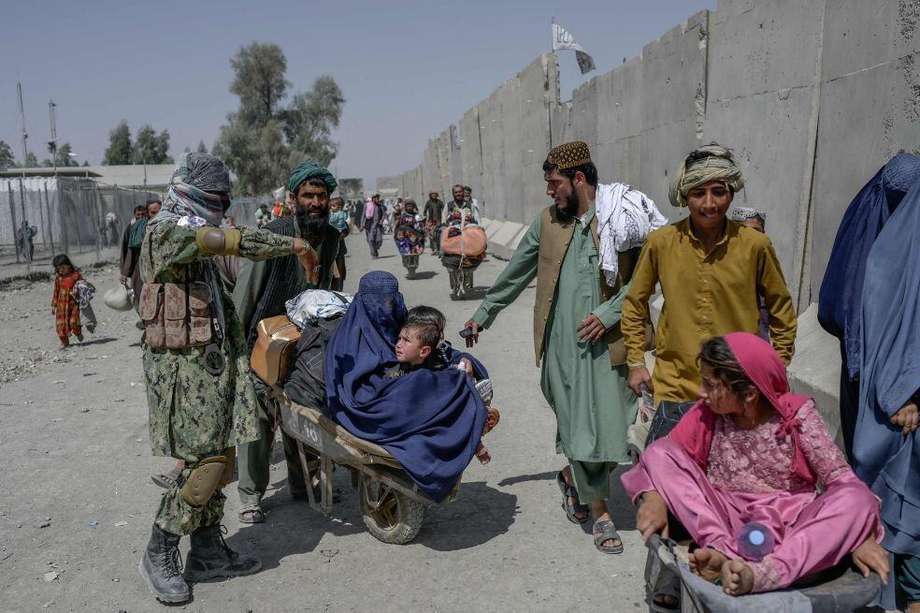Un grupo de afganos se aproxima a la frontera con Pakistán para escapar de la miseria en Afganistán.
