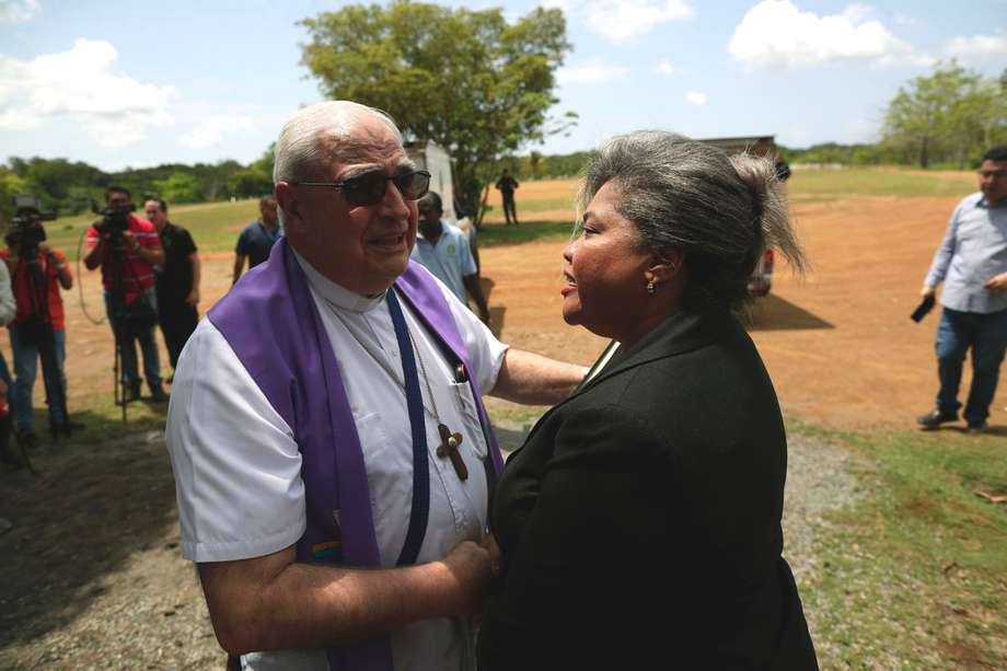  Fotografía de archivo fechada el 17 de marzo de 2023 que muestra al cardenal español José Luis Lacunza (i) durante un encuentro con la Raymonde Fabienne Carré, embajadora de Haití en Panamá, en David (Panamá). 